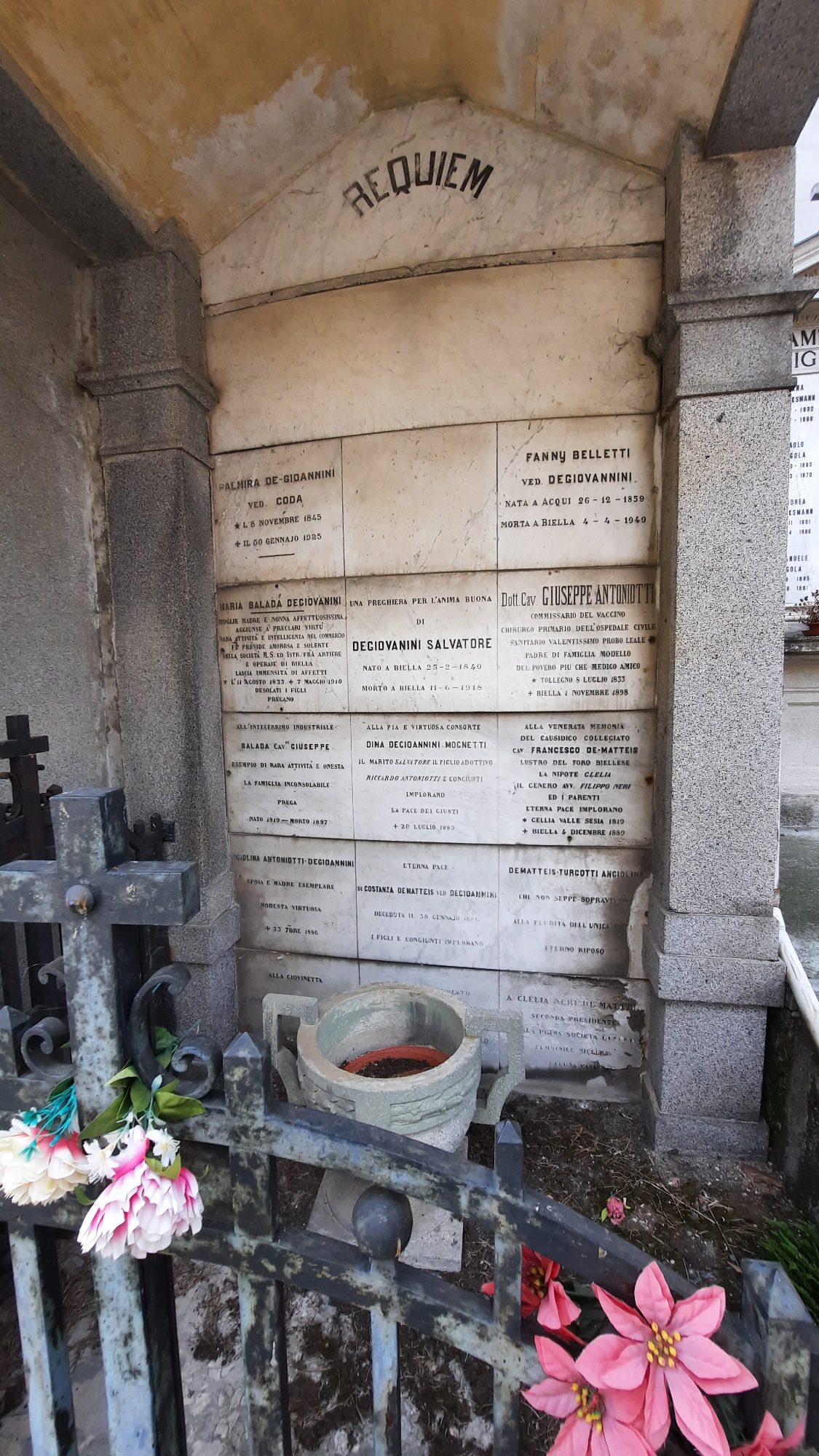 Giuseppe Antoniotti's tomb, Biella - 02.jpg